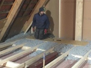 Dämmung des Dachbodens durch offenes aufblasen mit Cellulose Einblasdämmstoff.