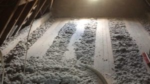 Dämmung der oberen Geschossdecke mit Zellulose. Befüllung durch Demontage der Holzdielen.