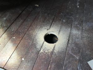 Dämmung der Dachbodendecke: Hier erfolgt die Befüllung der Geschossdecke durch Bohrlöcher.