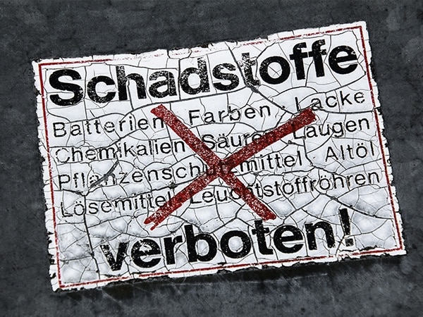 Schadstoffbelastete Dämmstoffe bei der Einblasdämmung Schild mit Gerfahrenstoff Warnung Dämmstoffe Schadstoffbelastet