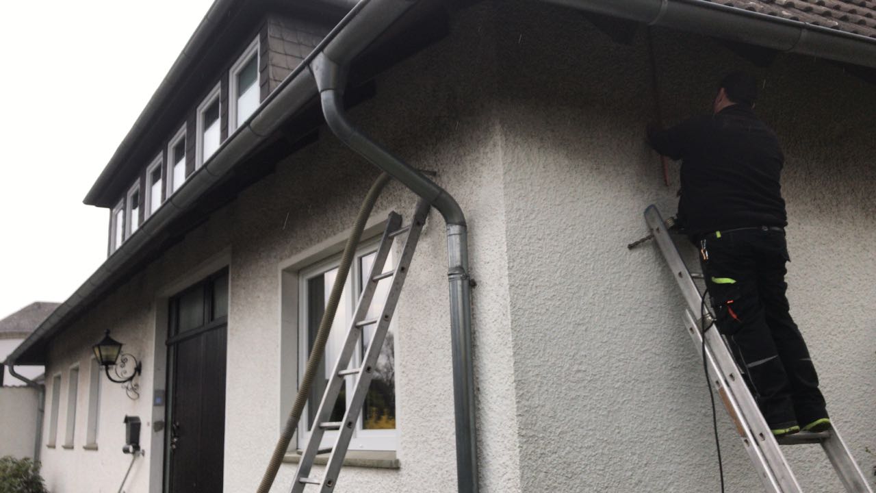 Haus wo Wärmedämm Arbeiten durchgeführt werden in 30627 Hannover Mann auf Leiter