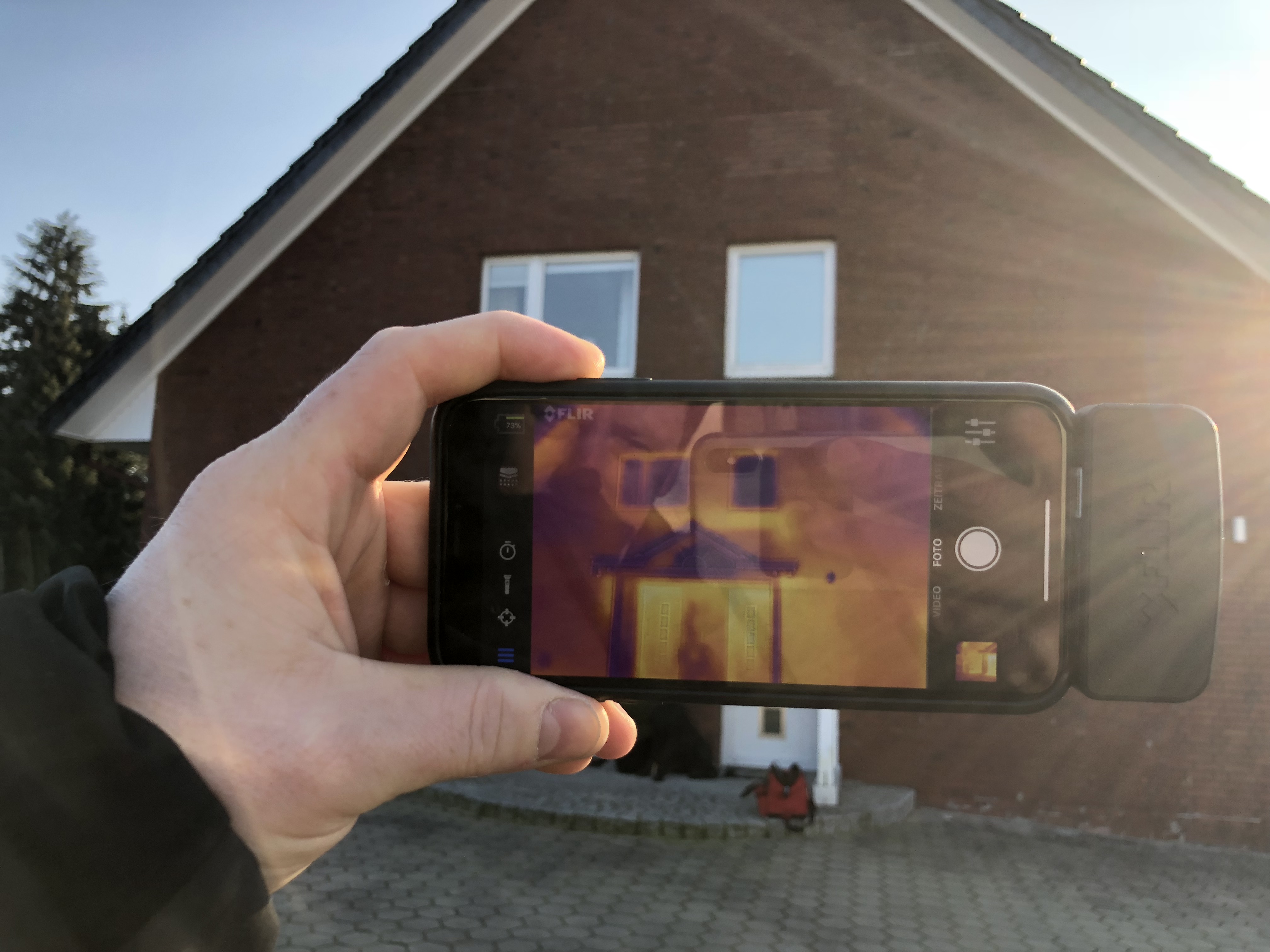 Thermografie einer Außenwand mit iPhone Zusatzkamera