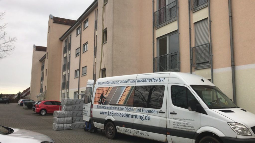 Einblasdämmung eines Mehrfamilienhauses in Braunschweig aufgrund von Schimmelproblemen